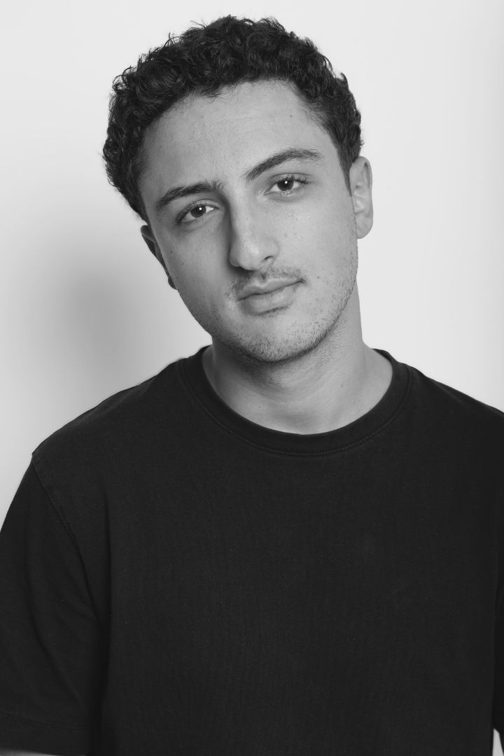 Nathan Aouizerat, portrait noir et blanc, tête inclinée