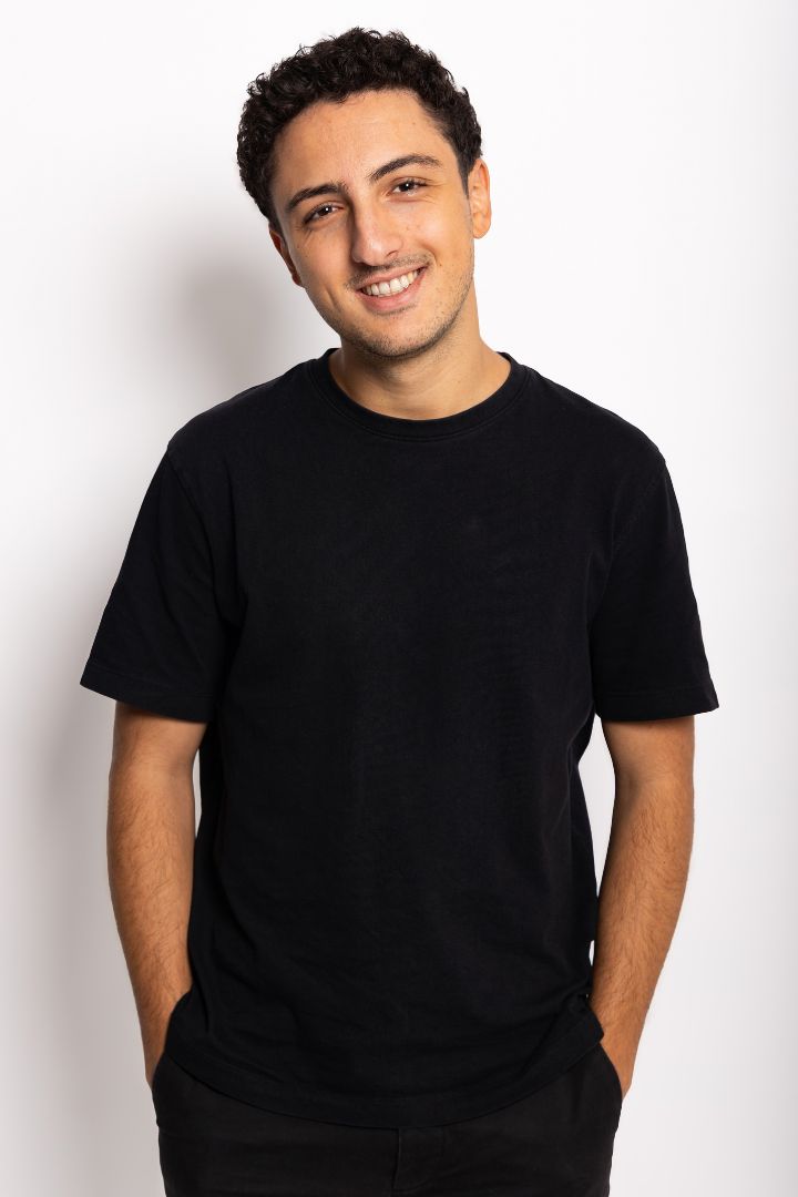 Nathan Aouizerat, plan taille, mains dans les poches