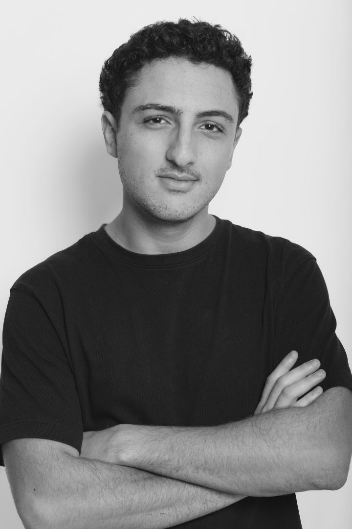 Nathan Aouizerat, portrait noir et blanc, bras croisés